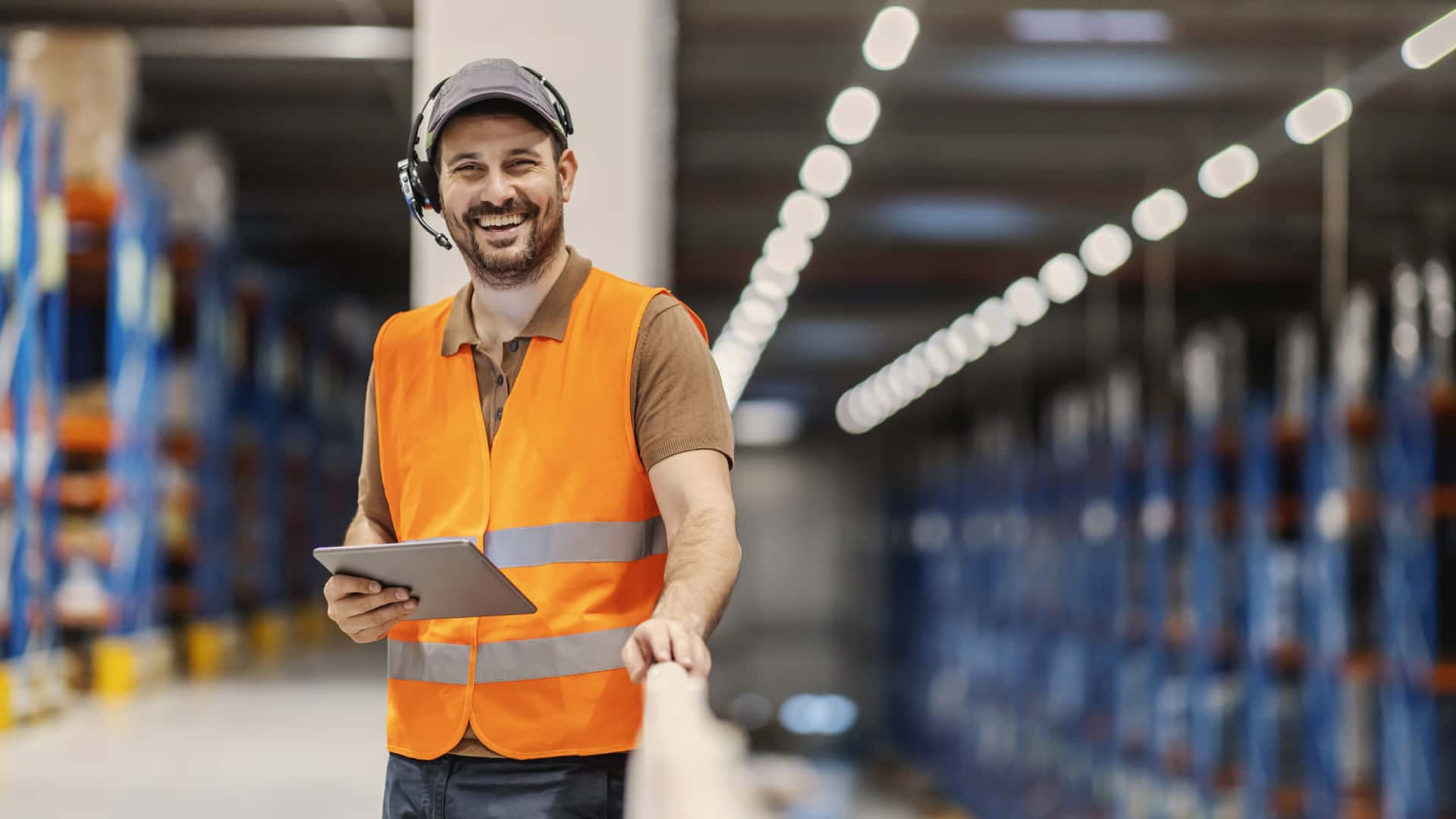 Logistik-Mitarbeiter am Arbeitsplatz - steht für moderne KI-Logistik 